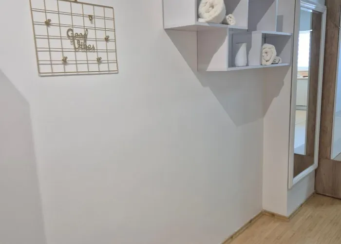 Zencozy - Free Underground Parking Apartment