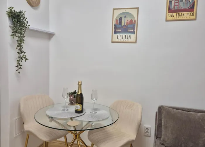 Zencozy - Free Underground Parking Apartment