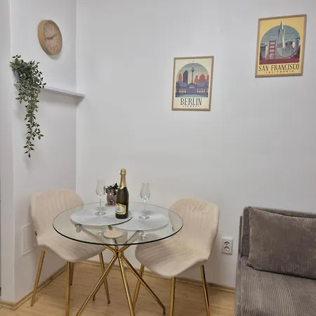 Zencozy - Free Underground Parking Apartment